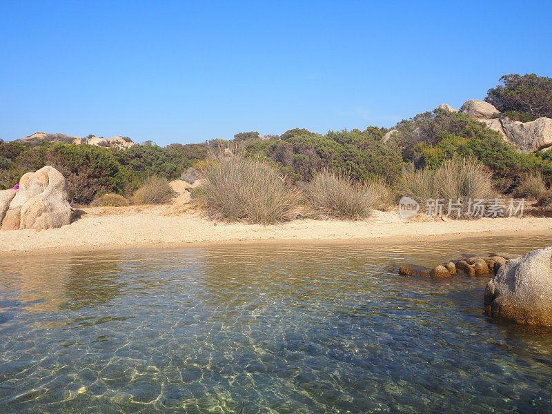 Cala Serana在卡布里拉岛，在马达莱纳岛，撒丁岛，意大利